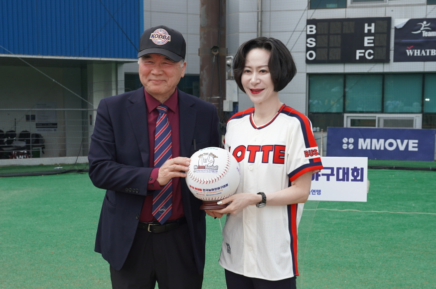 875 야구공 전달.jpg