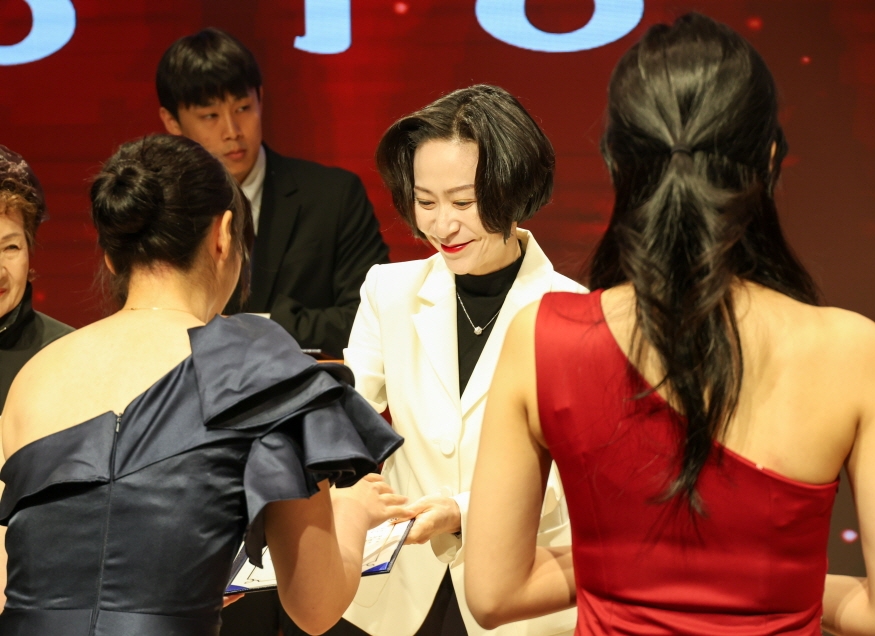 875 장혜선 이사장 장학금 수여.jpg