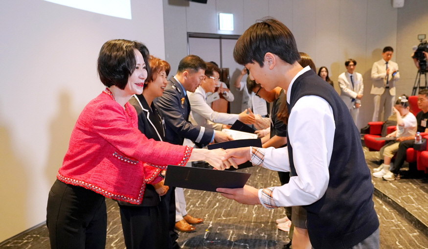 1.875 수여식2.jpg