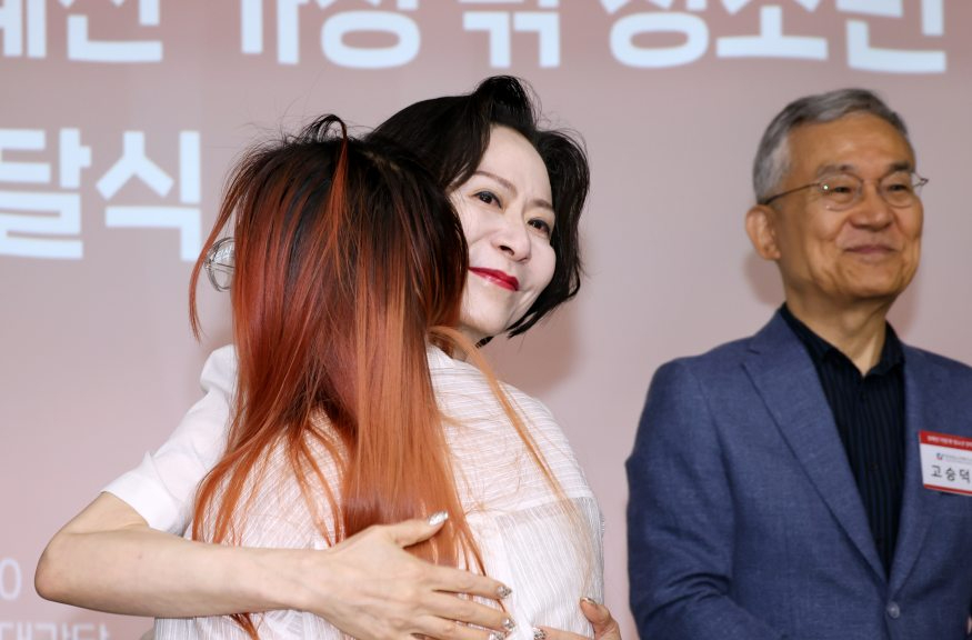 875 포옹.jpg