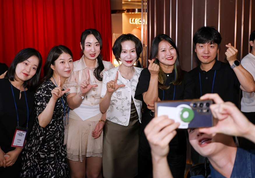 875 직원들과.jpg