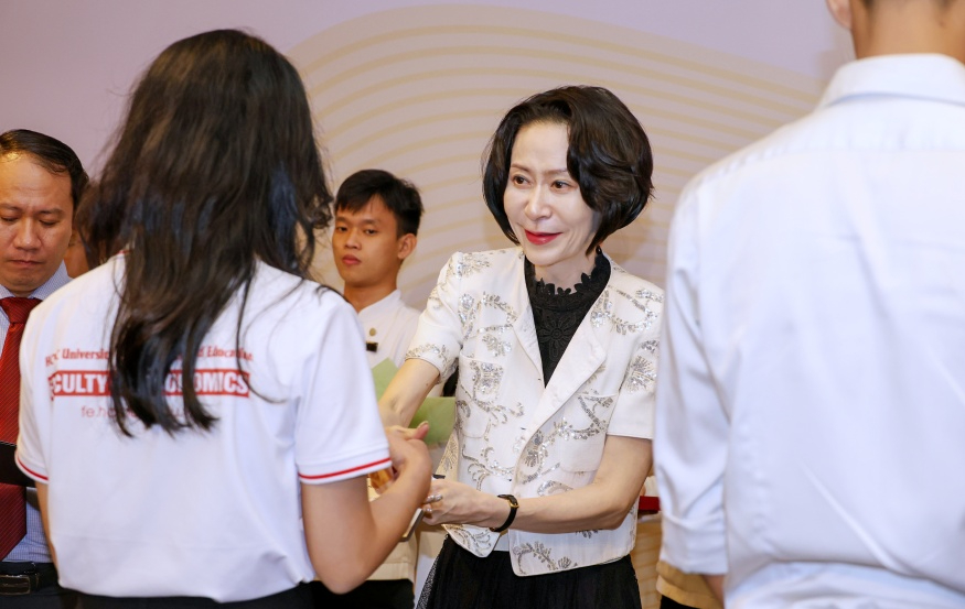 875 장혜선 이사장 수여.jpg