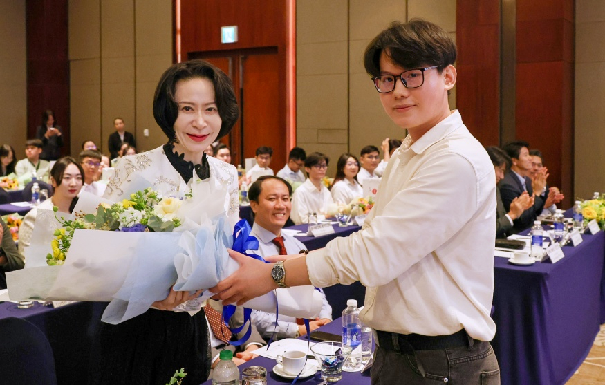 875 장혜선 이사장 꽃다발.jpg