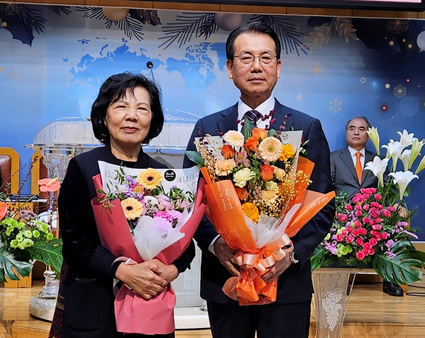 2. 875 이성화 목사 부부.jpg