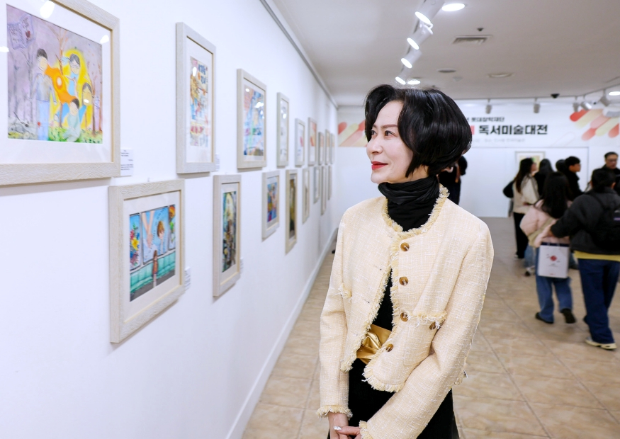 875 장혜선 이사장 관람.jpg